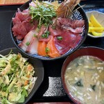 まぐろんち - このサラダのドレッシングも美味しかったんだよなー