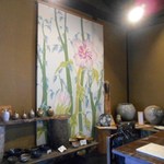 そば繁 - 入口側フロア　陶芸と大きなかけじく