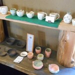 そば繁 - 入口側フロア　陶芸コーナー　地元「信太窯」のデザイナーさんが多い