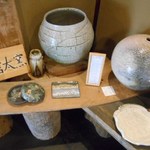 そば繁 - 入口側フロア　陶芸コーナー　地元「信太窯」のデザイナーさんが多い