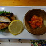 寿司・割烹　万両 - コースの一部。焼き物と珍味