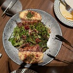 ランビアンス ドゥース - カマンベールチーズのオーブン焼き　ドライイチジクとクルミのサラダ