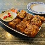 ペンタイ - カノムパンナームー（豚ひき肉のせ揚げパン）