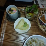 ど鉄板 なべきん 柳ヶ瀬 - 茶碗蒸しとリンゴとキーウィ　サラダ