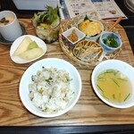 ど鉄板 なべきん 柳ヶ瀬 - ランチ豪華です　セロリ入のかやくご飯初めて食べました。美味しかったです