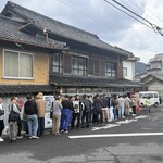 須崎食料品店 - 日曜日8時過ぎにこの行列！