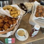 レストラン ヴァロリス - フリット　鶏の唐揚げと魚　モッツァレラチーズ入りアランチーニ