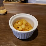 元町欧風カレー タンガロンガ - （※写真5）玉ねぎのピクルス