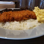 元町欧風カレー タンガロンガ - （※写真4）神戸ポークプレミアムカツカレー（ライス大盛）のタルタマトッピング（裏側から）