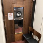黄金屋 - 地下のお店の入口