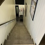 黄金屋 - 地下のお店へのアプローチ