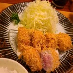 神樂坂 Yamazemi - 里肌肉切成兩片，方便食用。週末或假日還有兩片炸豬排的1600日圓套餐。