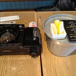 津田宇水産 レストラン - 『牡蠣バケツ』とカセットコンロ