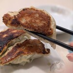 川ばた - 比較的薄皮に、野菜多めの細かい餡がぎっしり、
齧るとボロッと溢れて来る感じです。お味は意外にも薄味のまろやかさでした。