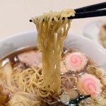 川ばた - 麺は昔ながらの中華麺でシャキッと硬茹です。