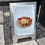 400℃ PIZZA - お店の入り口付近にある看板