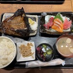 まぐろ 相馬水産 - ランチ定食　No2.まぐろ&サーモンの刺身と、No28.まぐろかま焼きをチョイス