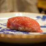 立喰すし魚河岸 山治 - ◇中トロ
口馴染みを重視したかのような飾り包丁でサシをも散らす強烈なフォルム！