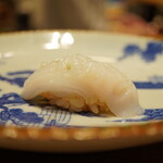 立喰すし魚河岸 山治 - ◇ミズダコ
心地よい弾力がどこまでも続き、乗せた塩と酢橘が咀嚼でグッと引き立つ身の甘み！さっぱりとしながらもシャリと共に旨さは一丸に。