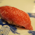 立喰すし魚河岸 山治 - 口に放り込んだ瞬間、蒸発するように香りであふれ、醤油によって刺激された身はシャリを染めるように甘旨味を爆発！ 立食いレベルを優に超える旨さ、、