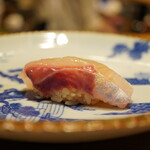 立喰すし魚河岸 山治 - ◇カンパチ
肉厚でもサクサクと歯切れすれば口内に自然と伝わる甘み。さっぱりとしたキレの良い後味が楽しめる一貫。