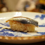 立喰すし魚河岸 山治 - ◇鰯 酢〆
酸味寄りに旨味を滲ませ、温かなシャリが香りと酢香を同調させながら一貫を余韻高く彩る。