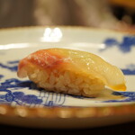 立喰すし魚河岸 山治 - ◇真鯛
口に運ぶその瞬間に酢香が立ち、しっとりと噛むほどに旨みを広げる。温かなシャリがより酸味を醸しだし、小振りなポーション故にネタの味わいを強かに反映する。