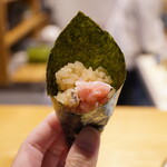 立喰すし魚河岸 山治 - ◇トロ 手巻き
トロのほかにも忍ばせたネタで、昔なつかしい手巻き寿司のあの味わいが蘇る可愛いらしいブーケ。