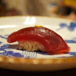 立喰すし魚河岸 山治 - ◇赤身
軽く漬けた凛とした冷たさに鉄の香りが引き立ち、落ち着いた旨みでシャリを包み込む！ 和辛子の趣きと鉄感が見事に同調、おいしい！