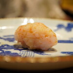 立喰すし魚河岸 山治 - ◇甘エビ
ペースト状にして乗せることで押し寄せるほどの甘みと甲殻の香り！
一瞬で口中を極上に染め上げる味わいの緩急！