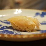 立喰すし魚河岸 山治 - ◇つぶ貝
コリッとした口当たりとミネラルに広がる香りが醤油で色を与えるようにシャリへ宿り、抜群のフレッシュな旨さを届ける。