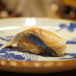 立喰すし魚河岸 山治 - ◇〆鯖
噛み締めて解く身から締まった旨みが口中を埋め尽くし、絶えず漏れる香りで旨味に輪郭を与える。