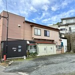 黄金そば - 店舗右側面に駐車場あり                                                    No9〜No14の6台分