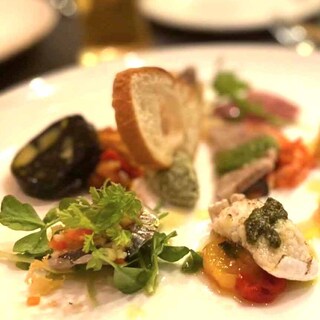 季節の前菜盛り合わせプレート付きディナーコース