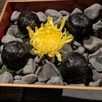 ヒカリヤ ヒガシ - 炭を練り込んだ生地の一口おやき