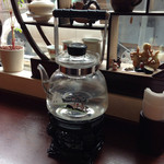 中国茶専門店 楼蘭 - ガラスのヤカンで継ぎ足し用のお湯をアルコールランプ風のコンロで沸かしている。