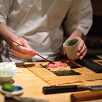 鮨 とかみ - 鐵火巻（てつくわまき）を作（つく）る