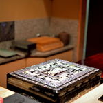 鮨 とかみ - 螺鈿細工（らでんざいく）のある漬場（つけば）