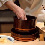 鮨 とかみ - 塗物（ぬりもの）ゝ櫃（ひつ）のある漬場（つけば）