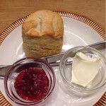 コホロエルマーズグリーンコーヒーカウンター - プレーンスコーン＋クリーム&ジャム