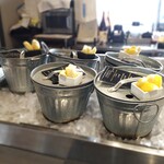 津田宇水産 レストラン - 並べてある『牡蠣バケツ』を持ってレジでお支払い