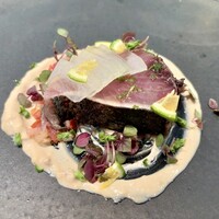 ラ・ボンヌターブル - 鰹の炙り、チポトレ、冬瓜、茗荷、トマト、青蜜柑