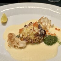 ラ・ボンヌターブル - 秋鮭とキャベツのファルシ、ブールブランソース、いくら、春菊、島酢橘