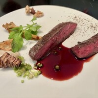 ラ・ボンヌターブル - 蝦夷鹿の稲藁焼き、赤ワインソース、菊芋、杉茸、芹、無花果と胡桃のコンフィチュール