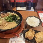 みそらーめん 満開屋 - 唐揚げセットはボリューム満点