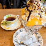 珈琲舎 ハイジ - 炭焼コーヒー400円とチョコレートパフェ600円