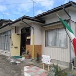 ラ・ルチア - 駐車場は、お店前に3台程度の他、お店裏に10台分あるとのこと