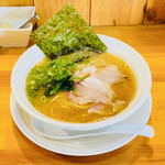 麺処M - 新とんこつラーメン880円(中太麺＋麺硬め)