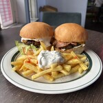 CAFE&BURGER HAMBELL - ◆TWINS
            　BBQサワークリームバーガー＋ベーコンチーズバーガー
            　スイートチリサワークリームポテトセット　2,600円