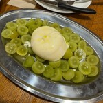 プテカ - ブラータチーズとシャインマスカット1600円